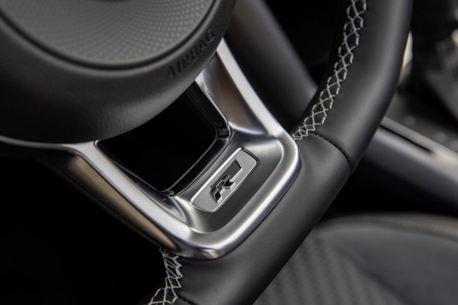 Детали интерьера Volkswagen T-Roc Cabriolet R-Line 2019 года  (WW) (фото 133 из 137)